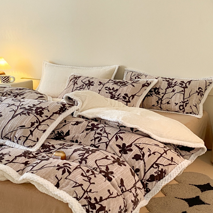 91家纺网 家纺一手货源 找家纺 琪格格纺织 2025新款全消光包边立体简约清新雕花绒四件套 雕花包边绒-踪叶-米咖