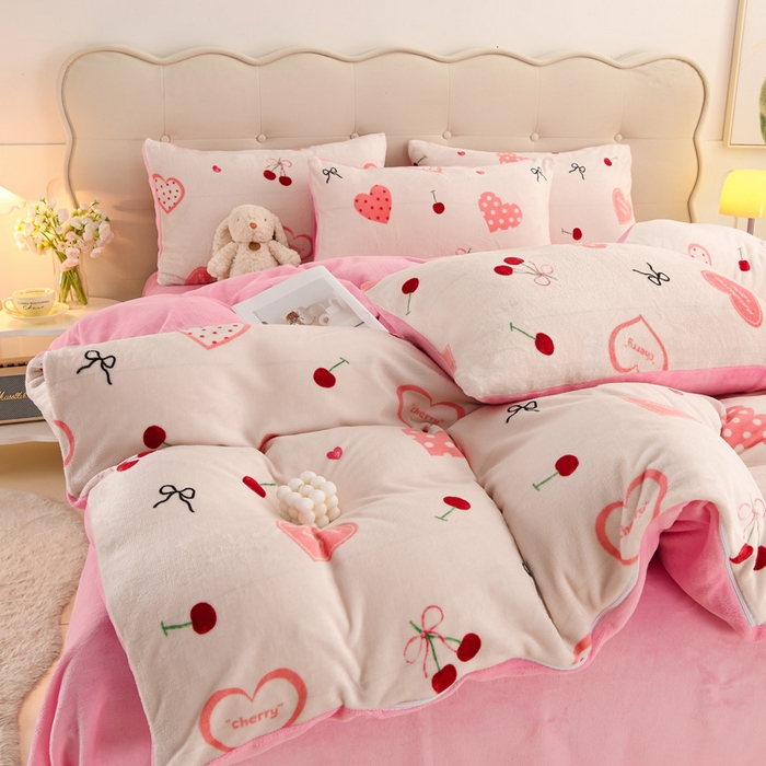 91家纺网 家纺一手货源 找家纺 千姿坊 2025新款A类牛奶绒印花四件套小清新款 4粉爱心