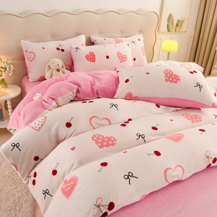 91家纺网 家纺一手货源 找家纺 千姿坊 2025新款A类牛奶绒印花四件套小清新款 4粉爱心