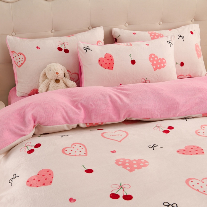 91家纺网 家纺一手货源 找家纺 千姿坊 2025新款A类牛奶绒印花四件套小清新款 4粉爱心