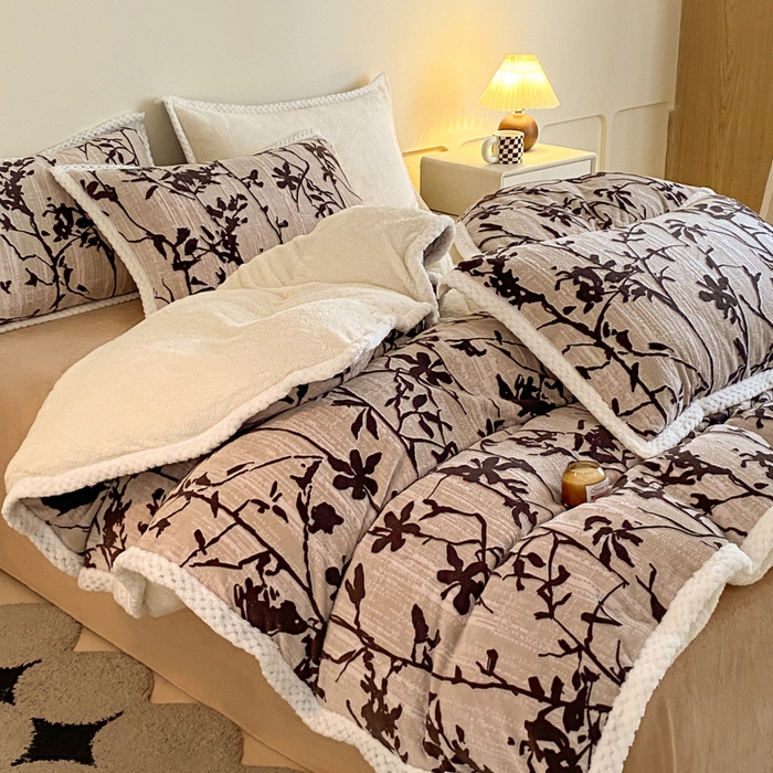 91家纺网 家纺一手货源 找家纺 琪格格纺织 2025新款全消光包边立体简约清新雕花绒四件套 雕花包边绒-踪叶-米咖