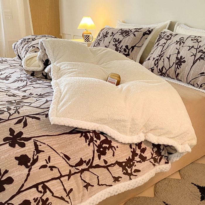 91家纺网 家纺一手货源 找家纺 琪格格纺织 2025新款全消光包边立体简约清新雕花绒四件套 雕花包边绒-踪叶-米咖