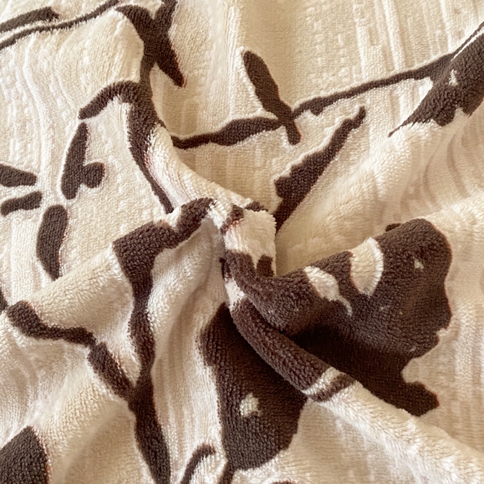 91家纺网 家纺一手货源 找家纺 琪格格纺织 2025新款全消光包边立体简约清新雕花绒四件套 雕花包边绒-踪叶-米咖