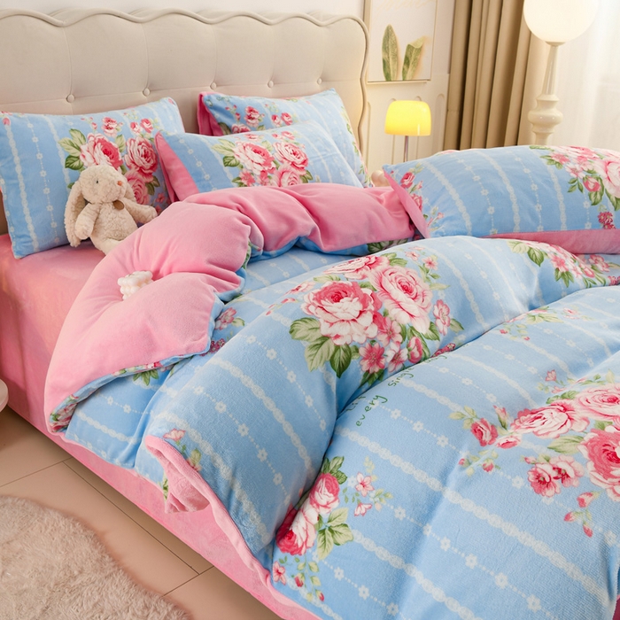 91家纺网 家纺一手货源 找家纺 千姿坊 2025新款A类牛奶绒印花四件套小清新款 5浅蓝玫瑰