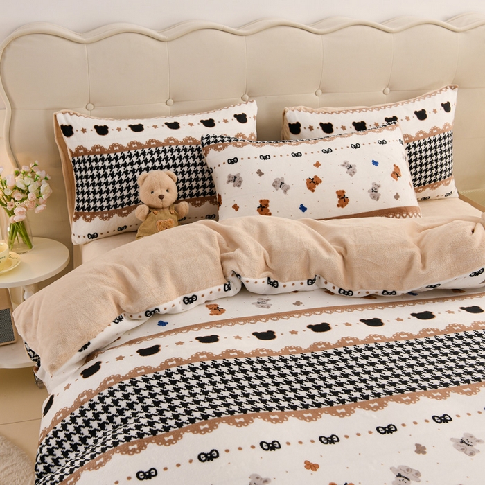 91家纺网 家纺一手货源 找家纺 千姿坊 2025新款A类牛奶绒印花四件套小清新款 8格纹小熊