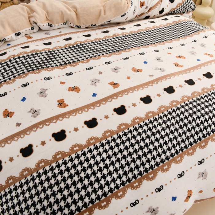 91家纺网 家纺一手货源 找家纺 千姿坊 2025新款A类牛奶绒印花四件套小清新款 8格纹小熊