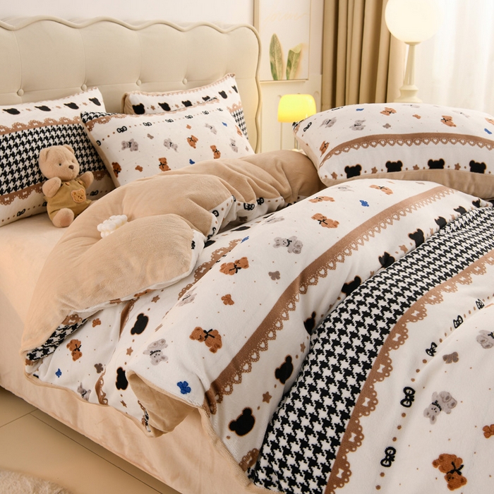 91家纺网 家纺一手货源 找家纺 千姿坊 2025新款A类牛奶绒印花四件套小清新款 8格纹小熊