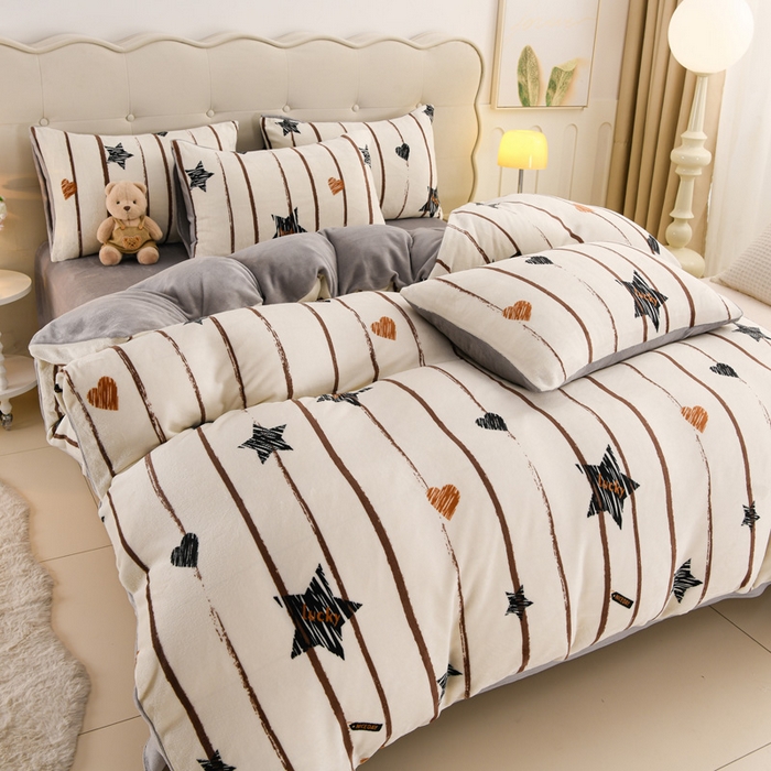 91家纺网 家纺一手货源 找家纺 千姿坊 2025新款A类牛奶绒印花四件套小清新款 11星条漫旅