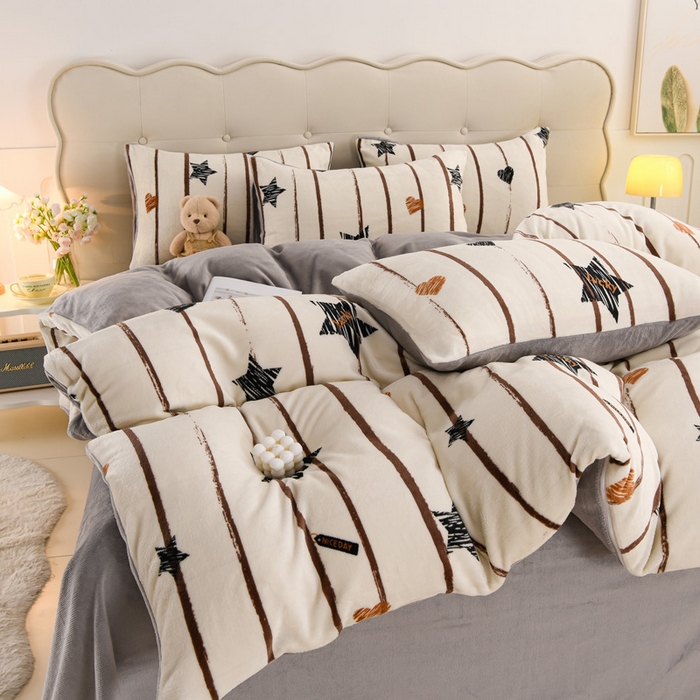 91家纺网 家纺一手货源 找家纺 千姿坊 2025新款A类牛奶绒印花四件套小清新款 11星条漫旅