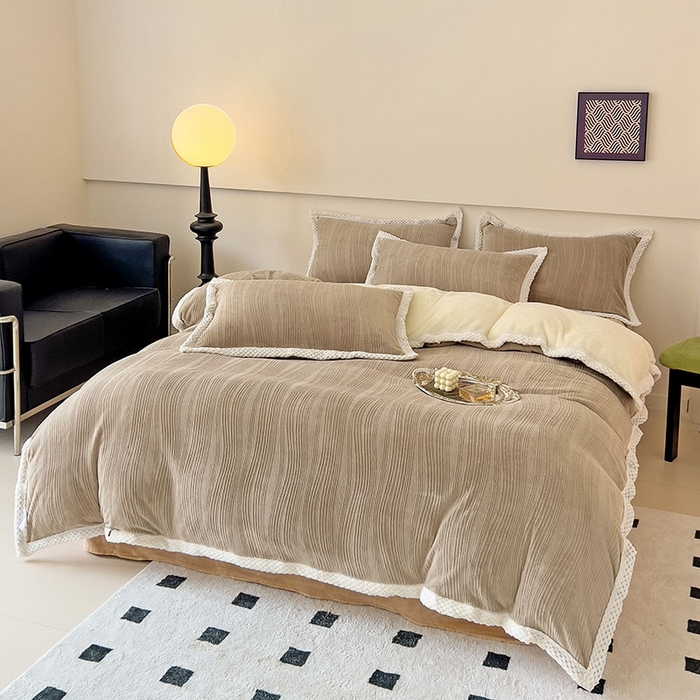 91家纺网 家纺一手货源 找家纺 琪格格纺织 2025新款全消光包边立体简约清新雕花绒四件套 包边绒 波浪条咖