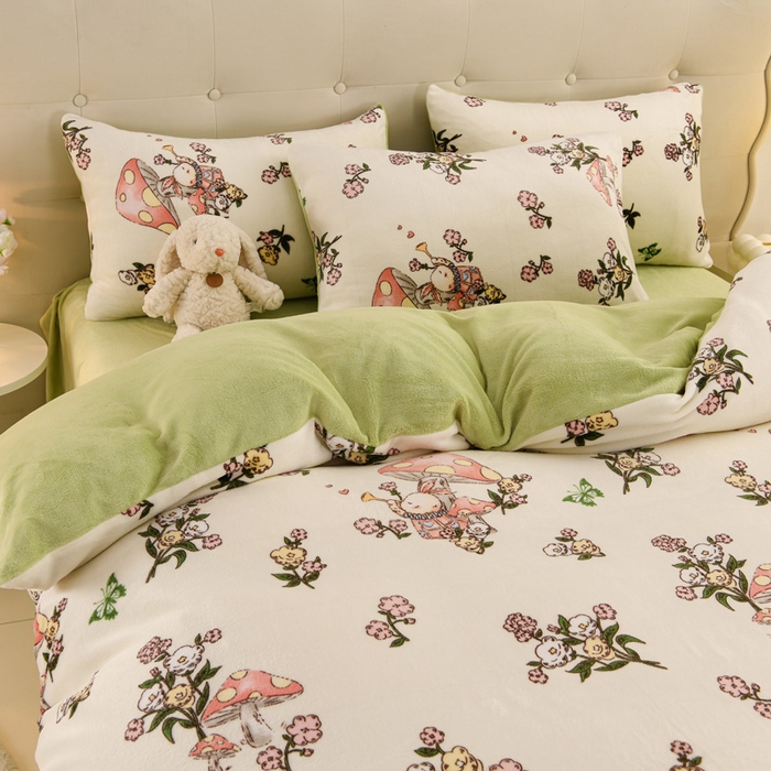 91家纺网 家纺一手货源 找家纺 千姿坊 2025新款A类牛奶绒印花四件套小清新款 12蘑花仙踪