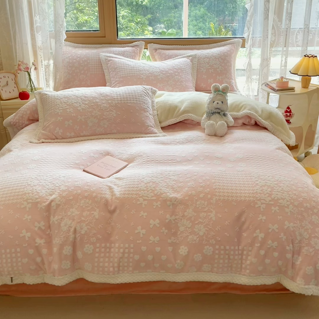 91家纺网 家纺一手货源 找家纺 琪格格纺织 2025新款全消光包边立体简约清新雕花绒四件套 雕花包边-阿芙朵 粉
