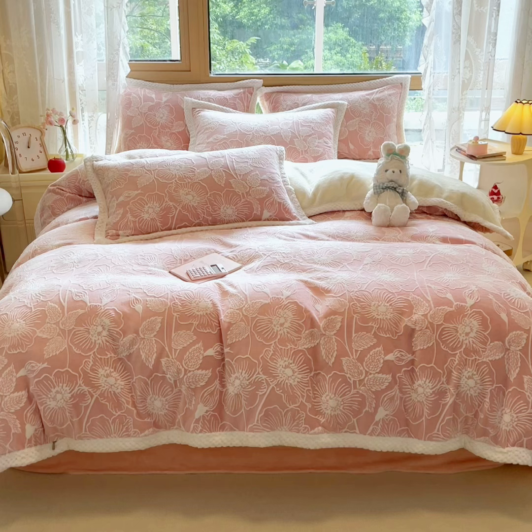 91家纺网 家纺一手货源 找家纺 琪格格纺织 2025新款全消光包边立体简约清新雕花绒四件套 雕花包边-安妮花苑 粉