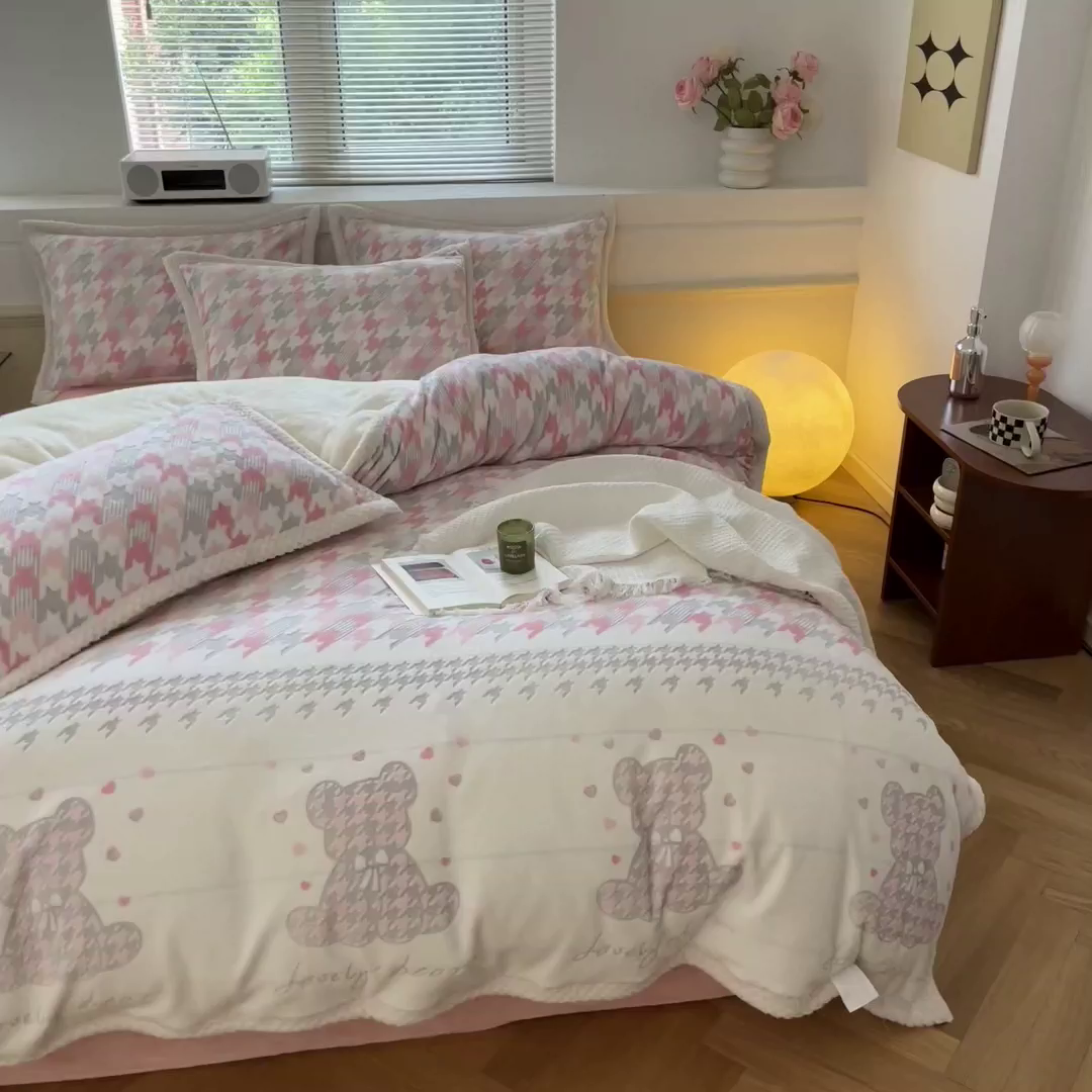 91家纺网 家纺一手货源 找家纺 琪格格纺织 2025新款全消光包边立体简约清新雕花绒四件套 雕花包边-千鸟格小熊-粉