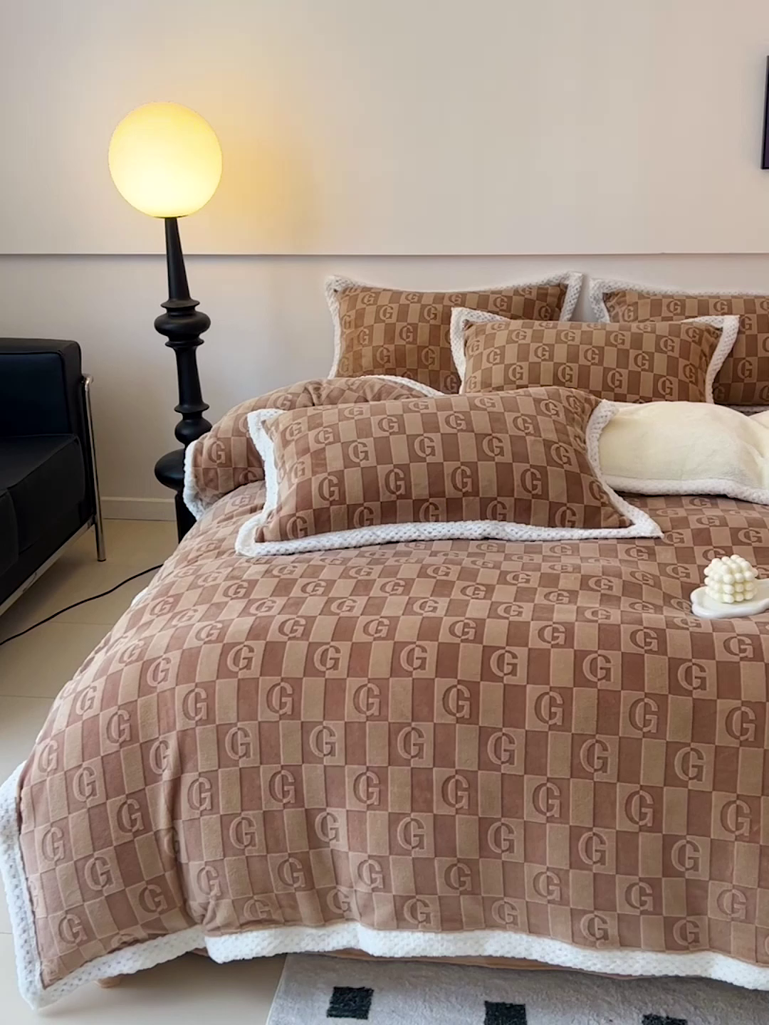 91家纺网 家纺一手货源 找家纺 琪格格纺织 2025新款全消光包边立体简约清新雕花绒四件套 包边绒 麦格娅 咖