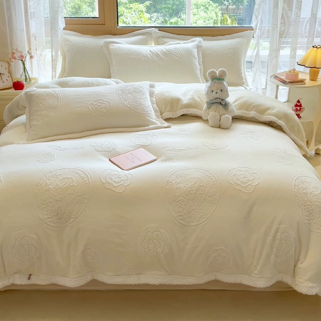 91家纺网 家纺一手货源 找家纺 琪格格纺织 2025新款全消光包边立体简约清新雕花绒四件套 雕花包边-浪漫人生 奶白