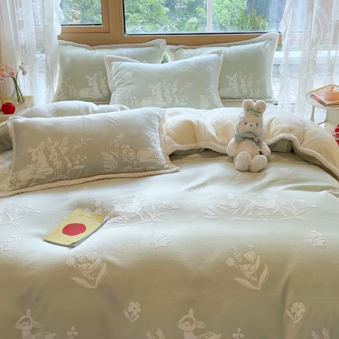 91家纺网 家纺一手货源 找家纺 琪格格纺织 2025新款全消光包边立体简约清新雕花绒四件套 雕花包边-花丛小鹿 绿