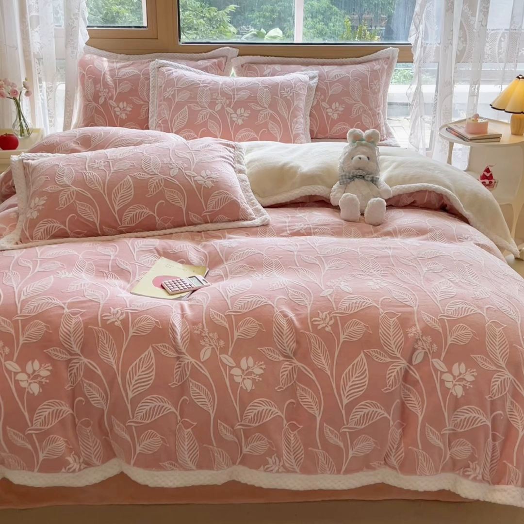 91家纺网 家纺一手货源 找家纺 琪格格纺织 2025新款全消光包边立体简约清新雕花绒四件套 雕花包边-迪娅妮 粉玉