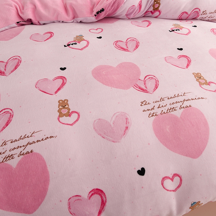 91家纺网 家纺一手货源 找家纺 千姿坊 2025新款A类牛奶绒印花四件套小清新款 14甜心熊语