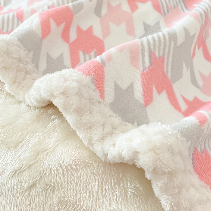 91家纺网 家纺一手货源 找家纺 琪格格纺织 2025新款全消光包边立体简约清新雕花绒四件套 雕花包边-千鸟格小熊-粉