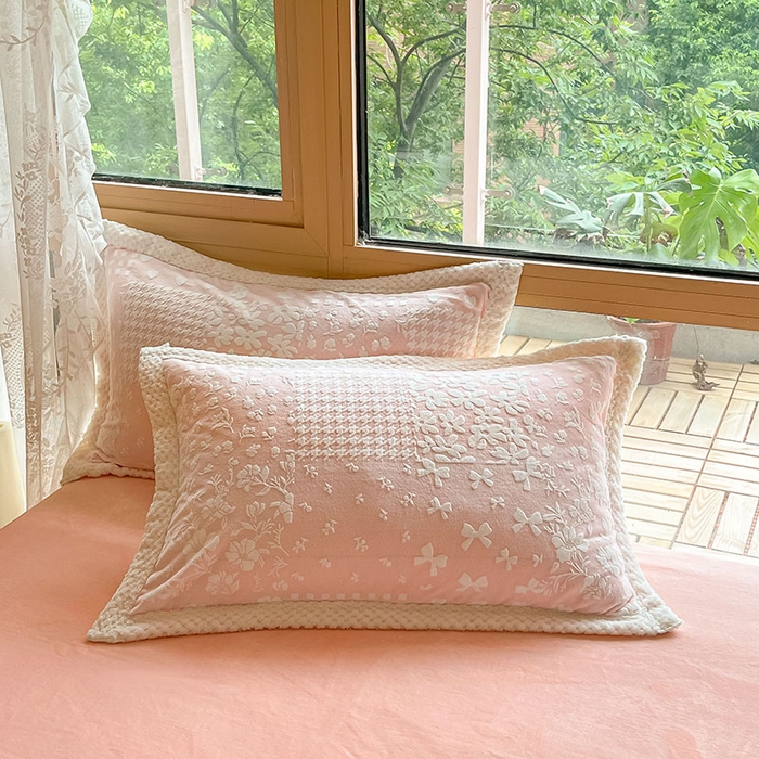 91家纺网 家纺一手货源 找家纺 琪格格纺织 2025新款全消光包边立体简约清新雕花绒四件套 雕花包边-阿芙朵 粉