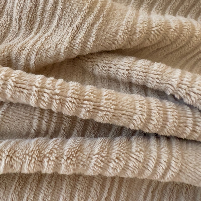 91家纺网 家纺一手货源 找家纺 琪格格纺织 2025新款全消光包边立体简约清新雕花绒四件套 包边绒 波浪条咖