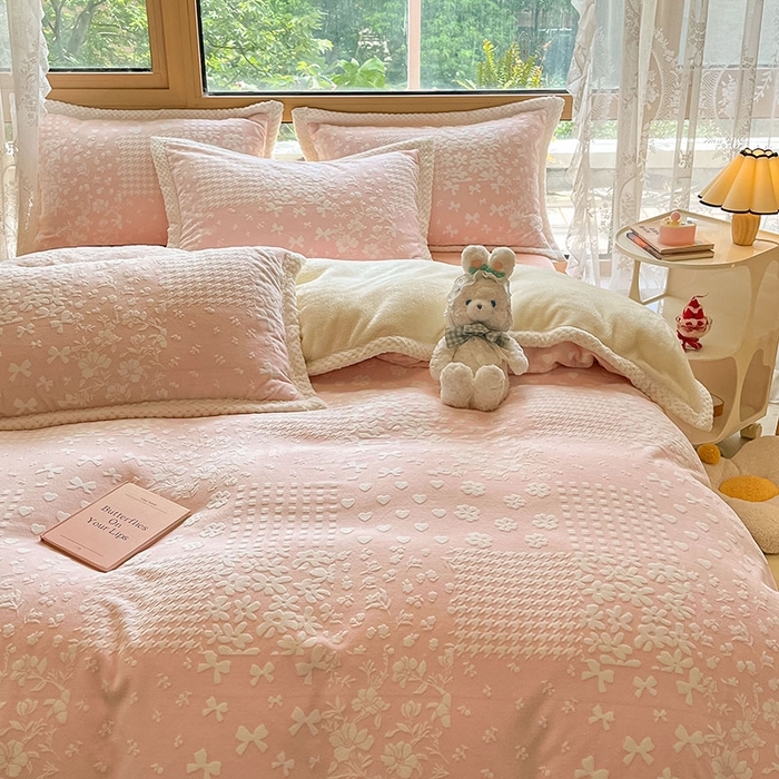 91家纺网 家纺一手货源 找家纺 琪格格纺织 2025新款全消光包边立体简约清新雕花绒四件套 雕花包边-阿芙朵 粉