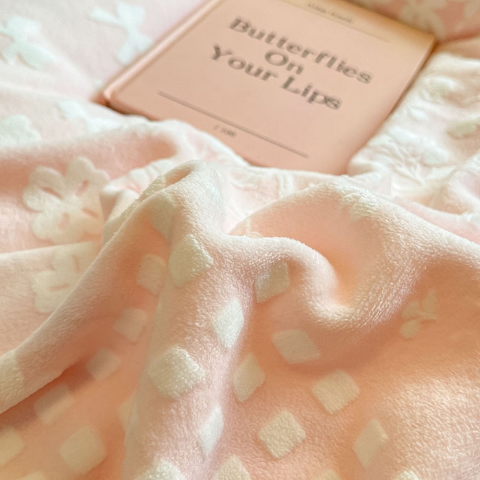 91家纺网 家纺一手货源 找家纺 琪格格纺织 2025新款全消光包边立体简约清新雕花绒四件套 雕花包边-阿芙朵 粉