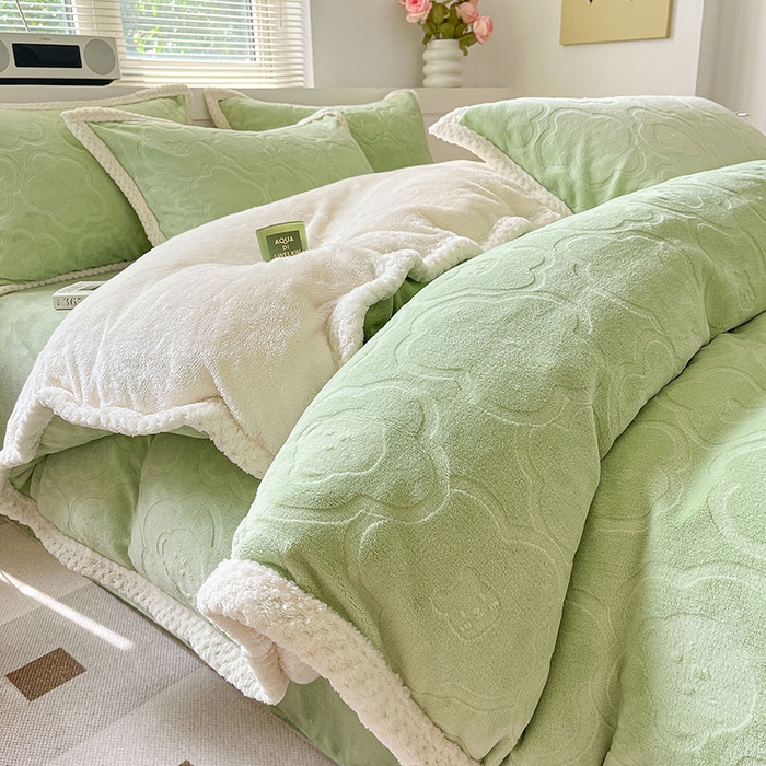 91家纺网 家纺一手货源 找家纺 琪格格纺织 2025新款全消光包边立体简约清新雕花绒四件套 雕花包边-雕花小熊 草绿