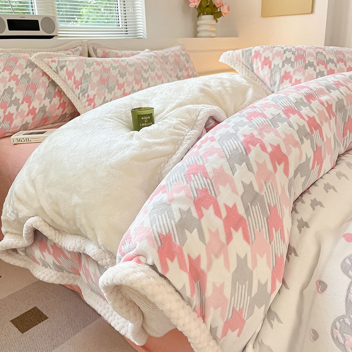 91家纺网 家纺一手货源 找家纺 琪格格纺织 2025新款全消光包边立体简约清新雕花绒四件套 雕花包边-千鸟格小熊-粉