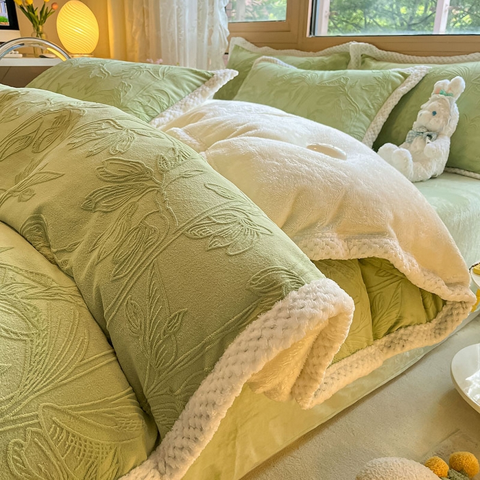 91家纺网 家纺一手货源 找家纺 琪格格纺织 2025新款全消光包边立体简约清新雕花绒四件套 雕花包边-枝枝叶叶 浅绿