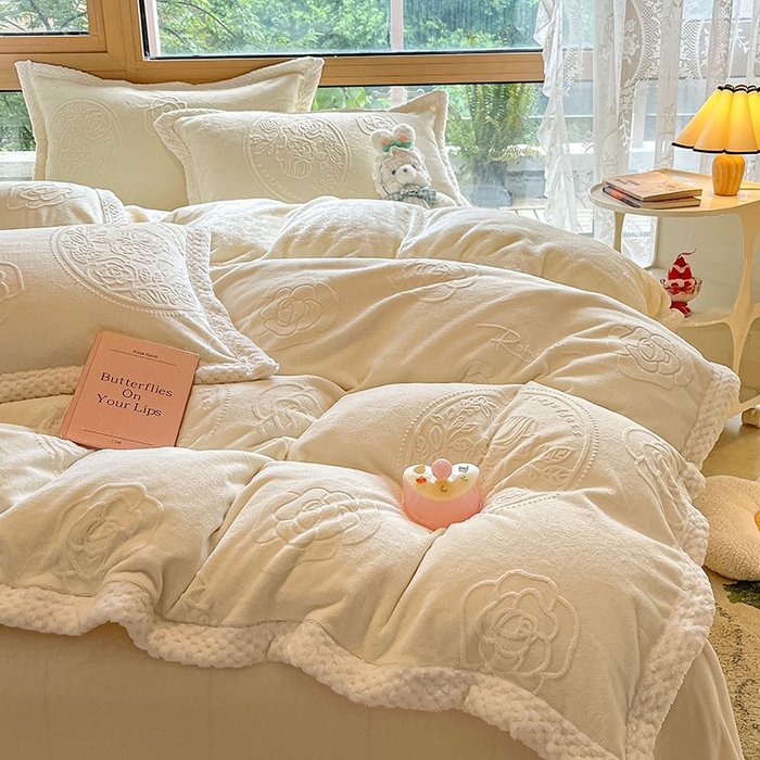 91家纺网 家纺一手货源 找家纺 琪格格纺织 2025新款全消光包边立体简约清新雕花绒四件套 雕花包边-浪漫人生 奶白