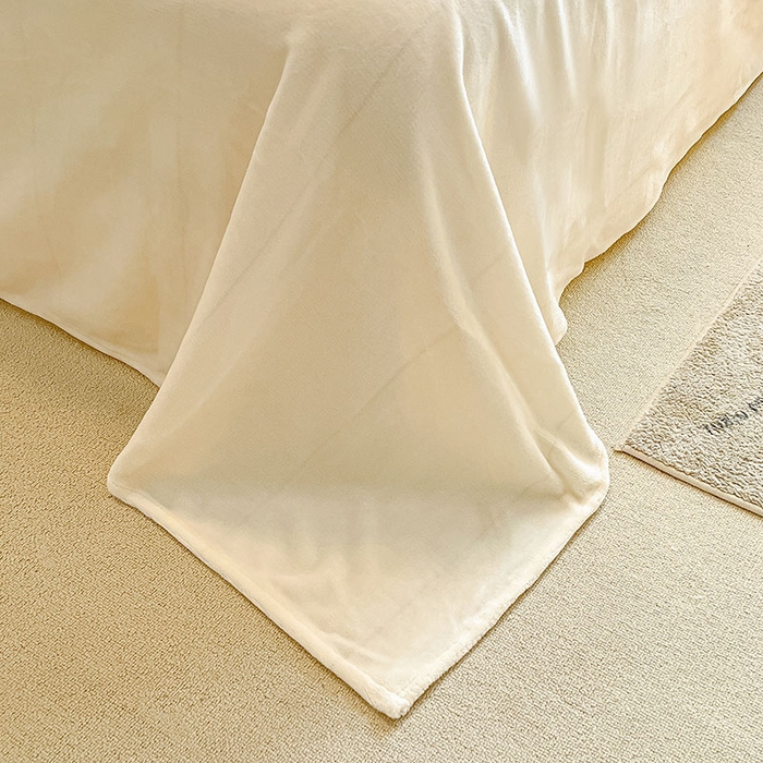 91家纺网 家纺一手货源 找家纺 琪格格纺织 2025新款全消光包边立体简约清新雕花绒四件套 雕花包边-浪漫人生 奶白