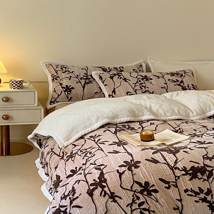 91家纺网 家纺一手货源 找家纺 琪格格纺织 2025新款全消光包边立体简约清新雕花绒四件套 雕花包边绒-踪叶-米咖