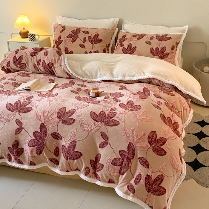 91家纺网 家纺一手货源 找家纺 琪格格纺织 2025新款全消光包边立体简约清新雕花绒四件套 雕花包边绒-秋色宜人酒红