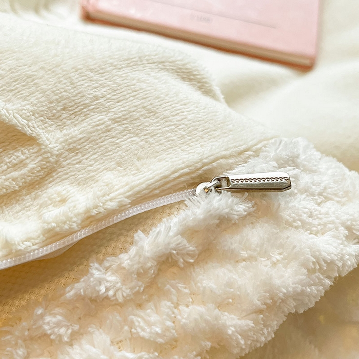 91家纺网 家纺一手货源 找家纺 琪格格纺织 2025新款全消光包边立体简约清新雕花绒四件套 雕花包边-浪漫人生 奶白