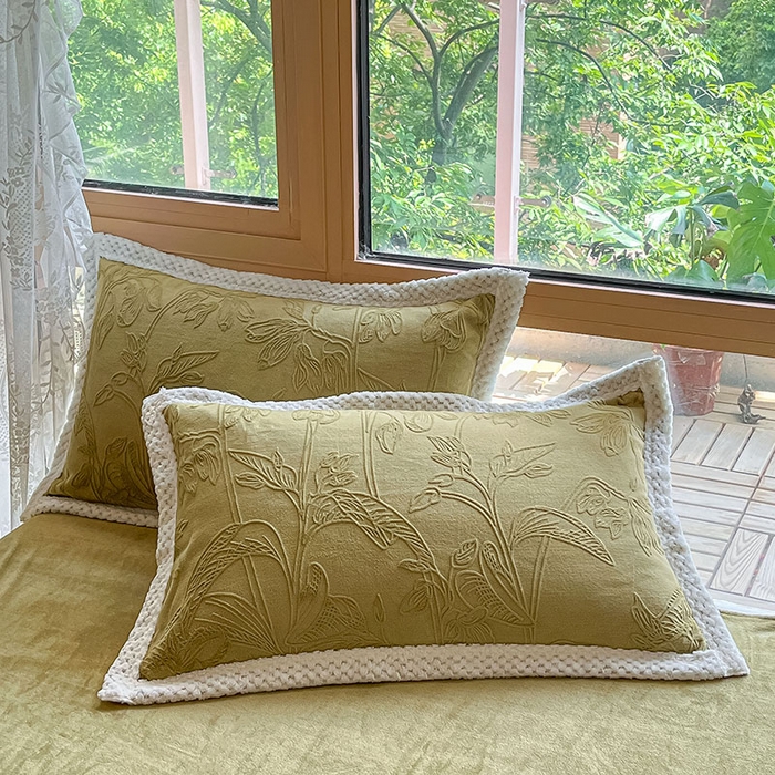 91家纺网 家纺一手货源 找家纺 琪格格纺织 2025新款全消光包边立体简约清新雕花绒四件套 雕花包边- 枝枝叶叶 海棠绿