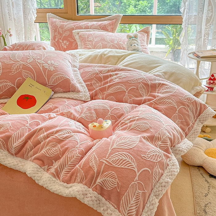 91家纺网 家纺一手货源 找家纺 琪格格纺织 2025新款全消光包边立体简约清新雕花绒四件套 雕花包边-迪娅妮 粉玉