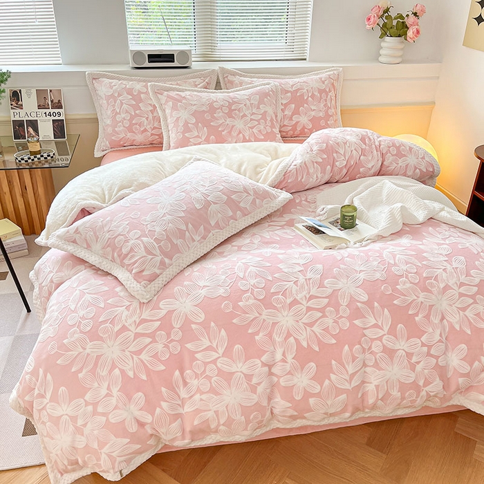 91家纺网 家纺一手货源 找家纺 琪格格纺织 2025新款全消光包边立体简约清新雕花绒四件套 雕花包边-爱在秋冬 樱花粉