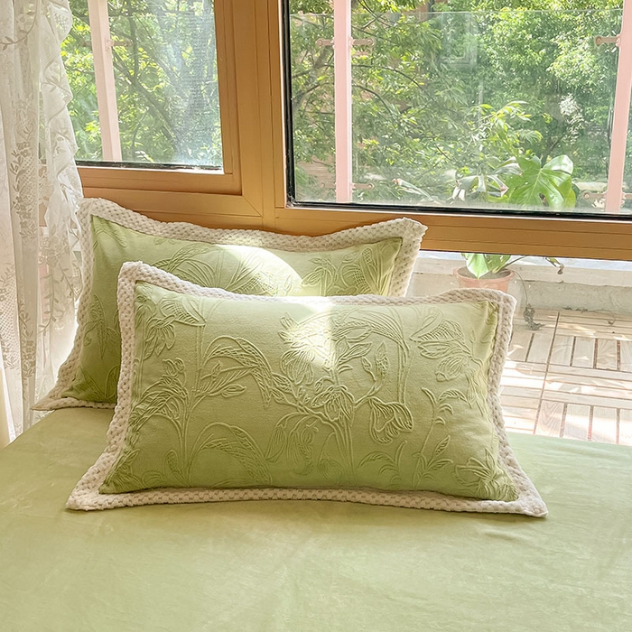 91家纺网 家纺一手货源 找家纺 琪格格纺织 2025新款全消光包边立体简约清新雕花绒四件套 雕花包边-枝枝叶叶 浅绿