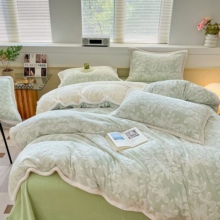 91家纺网 家纺一手货源 找家纺 琪格格纺织 2025新款全消光包边立体简约清新雕花绒四件套 雕花包边-爱在秋冬 浅绿