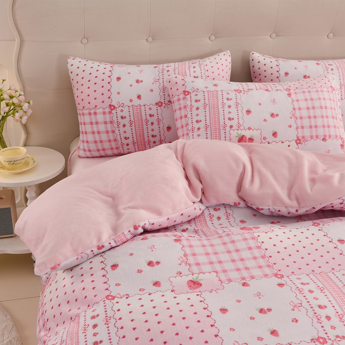 91家纺网 家纺一手货源 找家纺 千姿坊 2025新款A类牛奶绒印花四件套小清新款 16草莓格韵