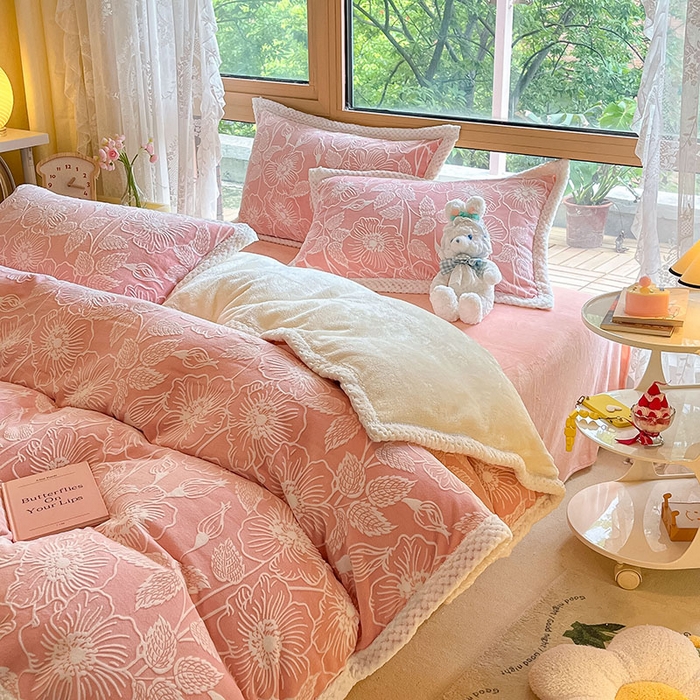 91家纺网 家纺一手货源 找家纺 琪格格纺织 2025新款全消光包边立体简约清新雕花绒四件套 雕花包边-安妮花苑 粉