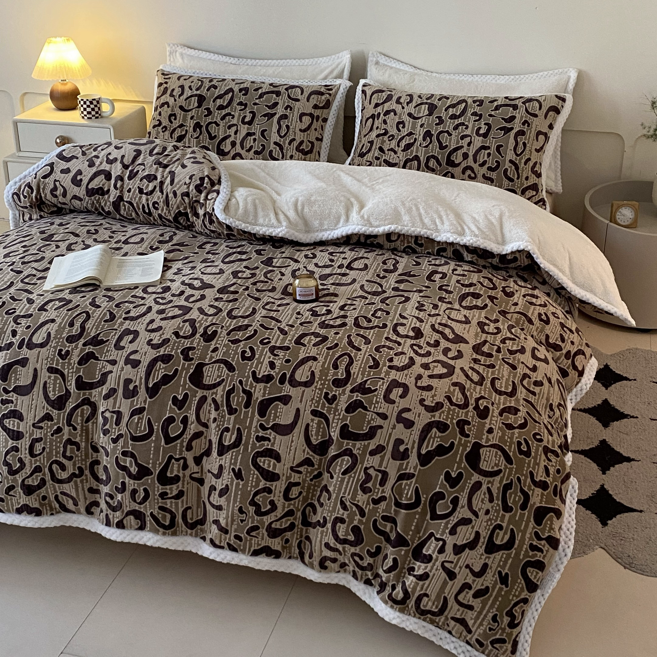 91家纺网 家纺一手货源 找家纺 琪格格纺织 2025新款全消光包边立体简约清新雕花绒四件套 雕花包边绒-维密咖