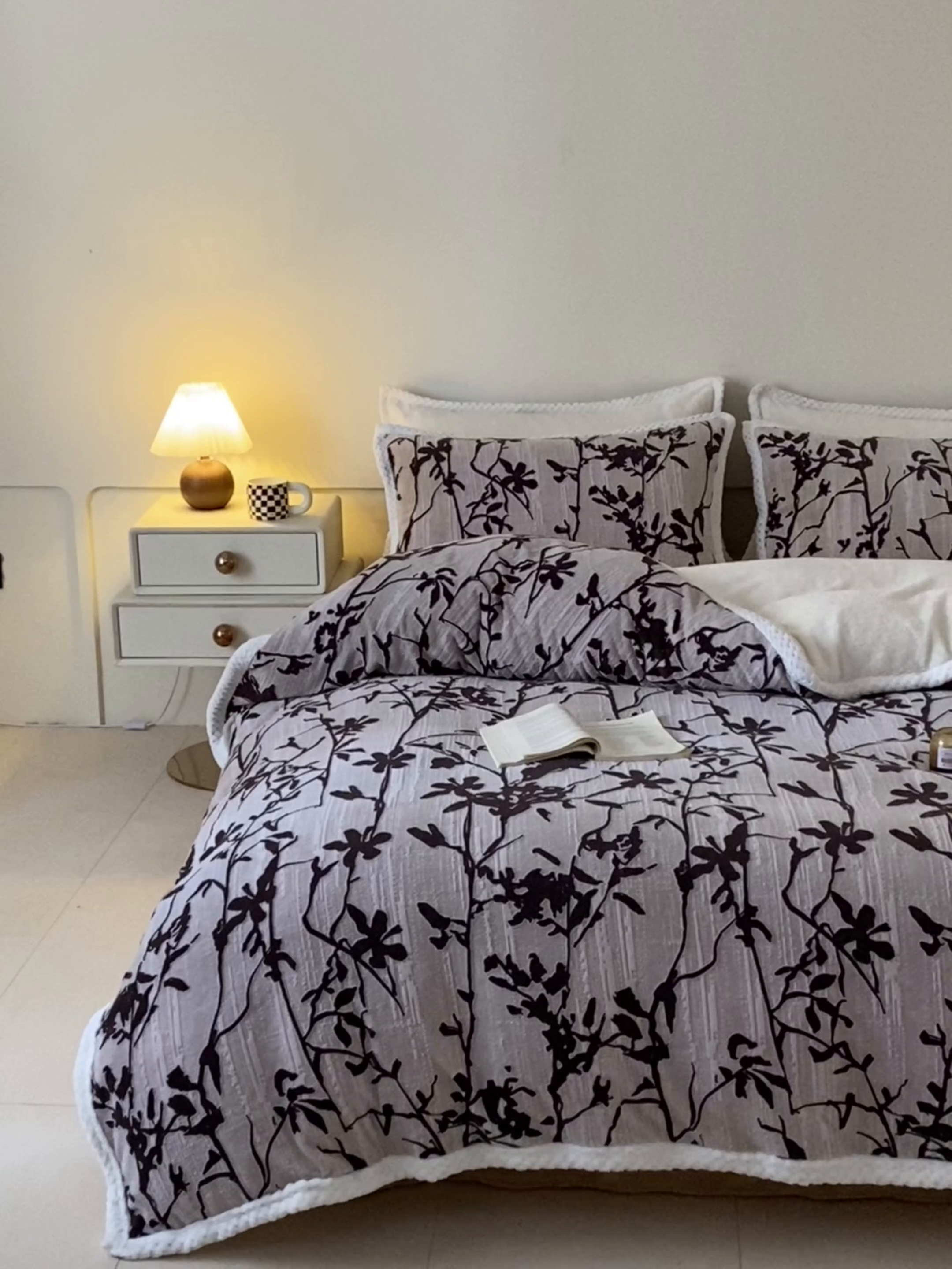 91家纺网 家纺一手货源 找家纺 琪格格纺织 2025新款全消光包边立体简约清新雕花绒四件套 雕花包边绒-踪叶-米咖