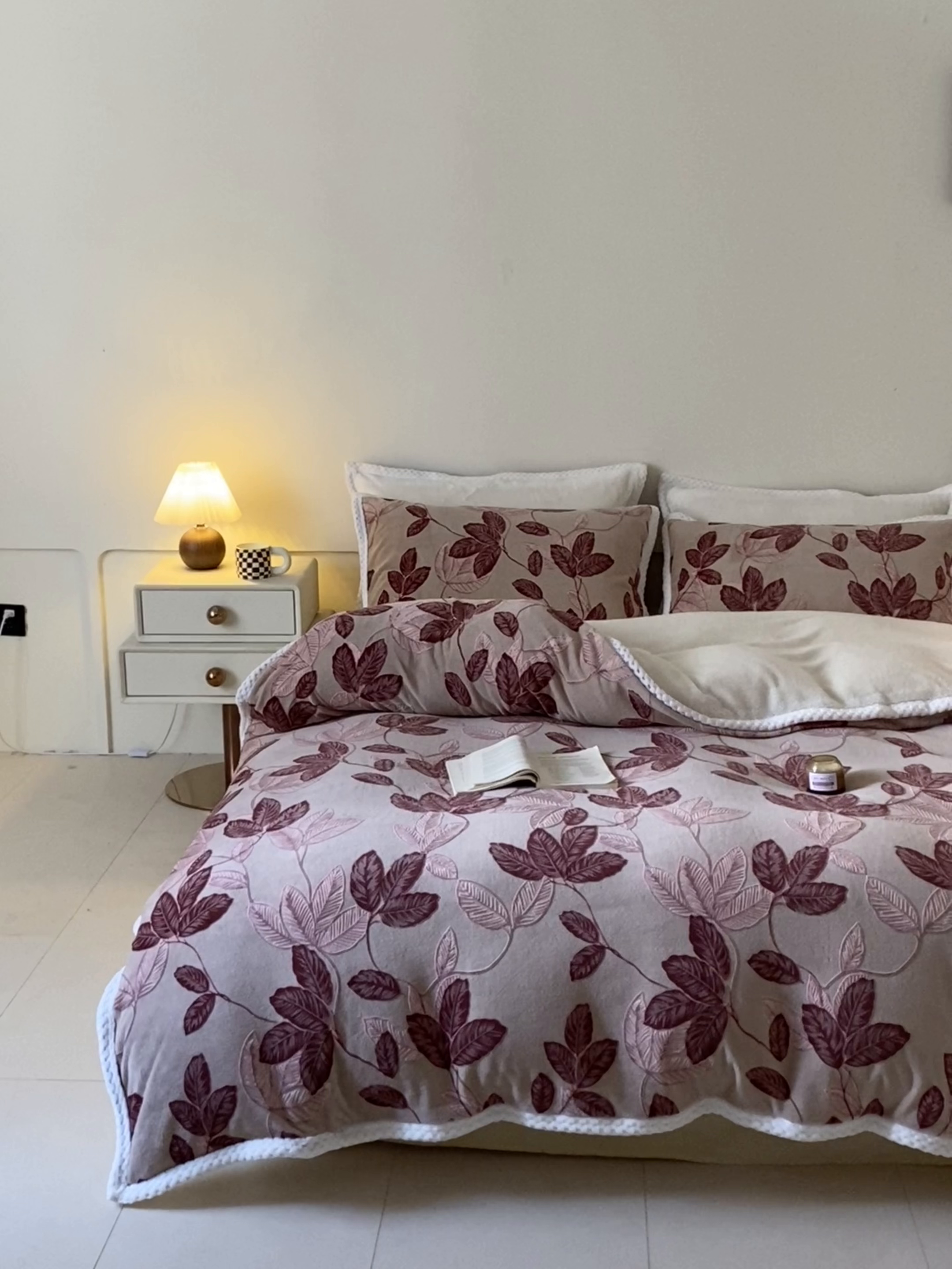 91家纺网 家纺一手货源 找家纺 琪格格纺织 2025新款全消光包边立体简约清新雕花绒四件套 雕花包边绒-秋色宜人酒红