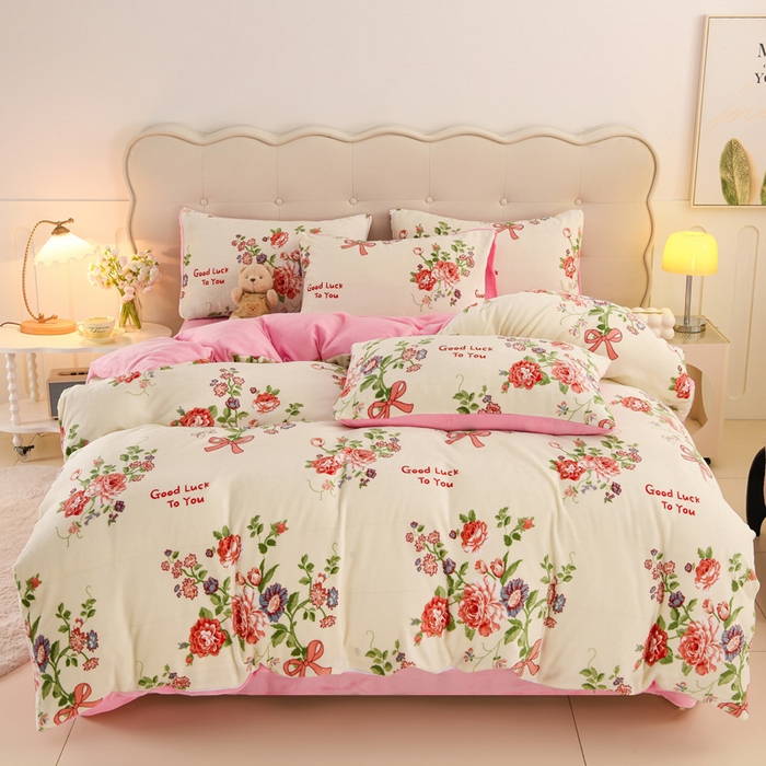 91家纺网 家纺一手货源 找家纺 （总）千姿坊 2025新款A类牛奶绒印花四件套小清新款