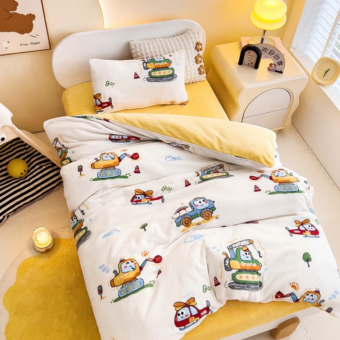 91家纺网 家纺一手货源 找家纺 鱼宝 2025新款牛奶绒可拆卸被套被芯幼儿园被子 彩虹车队黄