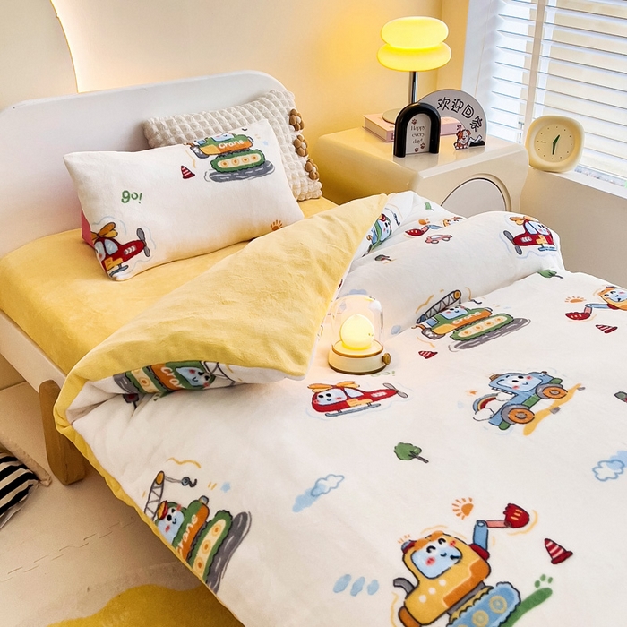 91家纺网 家纺一手货源 找家纺 鱼宝 2025新款牛奶绒可拆卸被套被芯幼儿园被子 彩虹车队黄