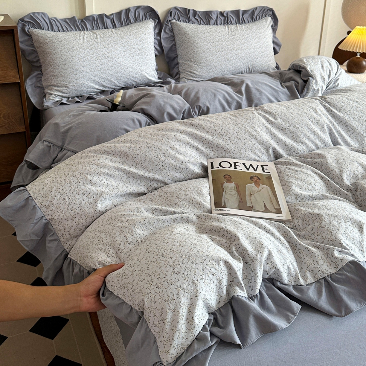 91家纺网 家纺一手货源 找家纺 梦莱斯 2025新款高克重云感棉四件套-花边款 灰调花笺